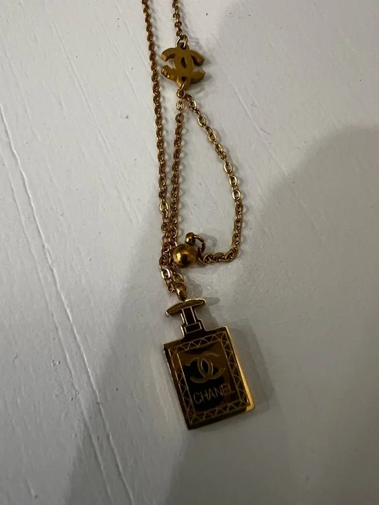 CHANEL Dupe Gold-Tone Perfume Bottle Logo Pendant Necklace with CC Charm - Picture 3 of 3